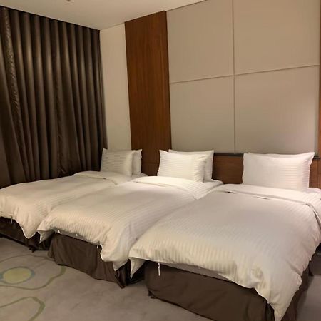 Golden Tulip Glory Fine Hotel Тайнань Экстерьер фото