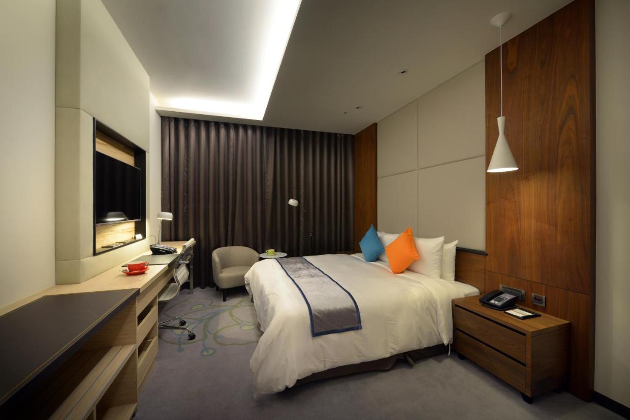 Golden Tulip Glory Fine Hotel Тайнань Экстерьер фото