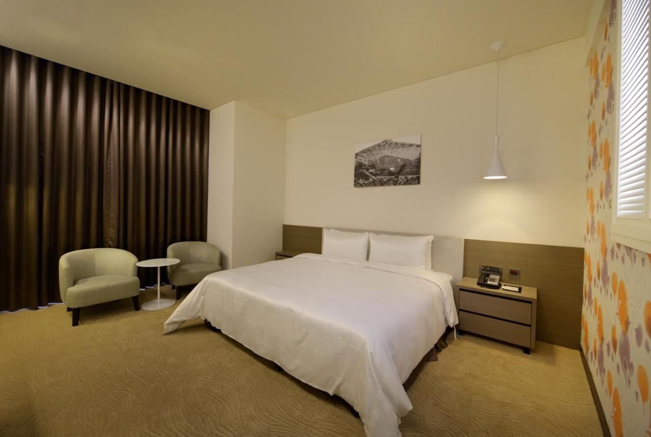 Golden Tulip Glory Fine Hotel Тайнань Экстерьер фото